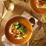 Asiatische Kürbissuppe mit Chili-Erdnuss-Crunch und Fladenbrot.