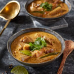 Thailändische Tom Kha Gai Hühnersuppe mit Kokosmilch und Austernpilzen.
