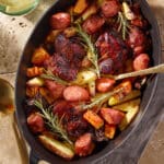 Auflaufform mit Ofengemüse, Hähnchen und Chorizo, dazu frischer Rosmarin.