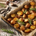 Ein Blech mit Bratkartoffeln aus dem Ofen mit Rosmarin und Knoblauch.