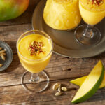Indischer Mango Lassi mit grünem Kardamom und frischer Mango.